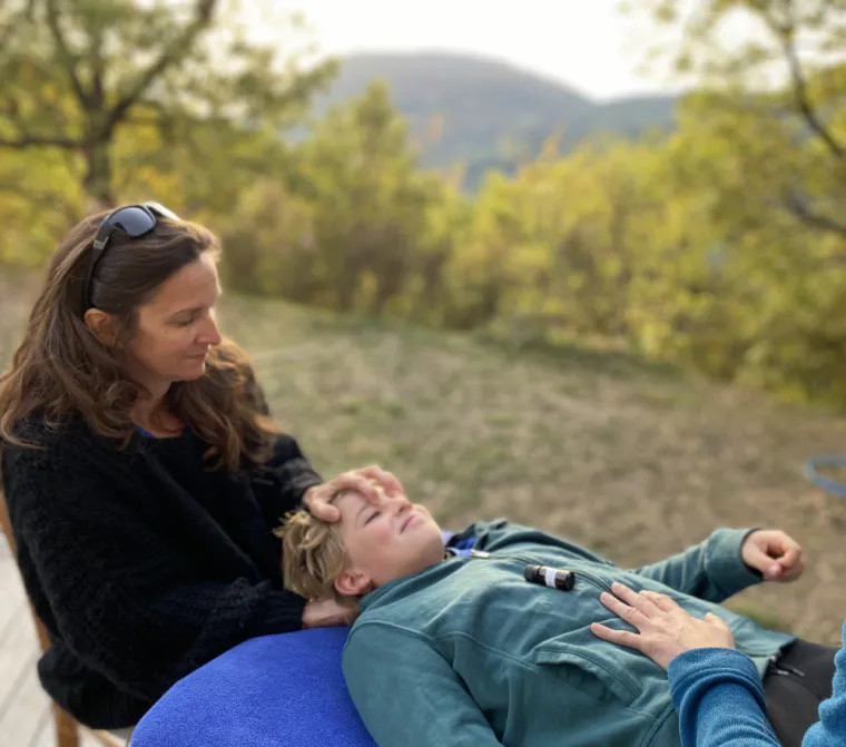 La joie des séances d'ostéopathie en extérieur, Châteaubourg, Julie Allemand