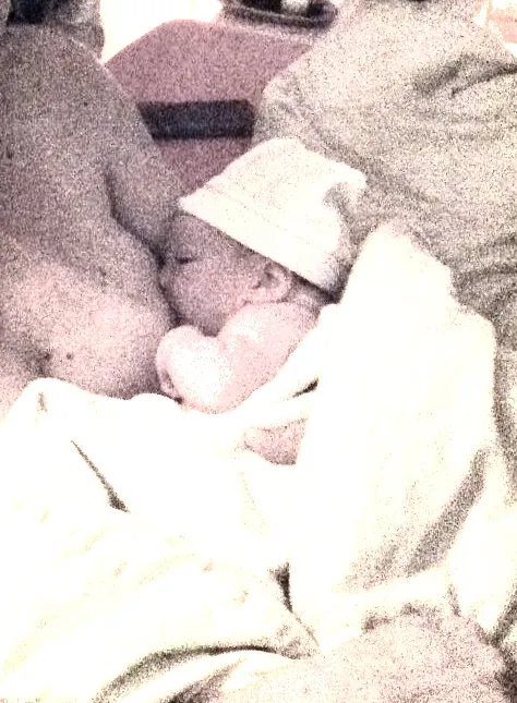 1ers instants avec bébé : La tété d'accueil , Châteaubourg, Julie Allemand